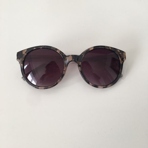 Urban Outfitters Accessories - Grey & Brown Sunnies